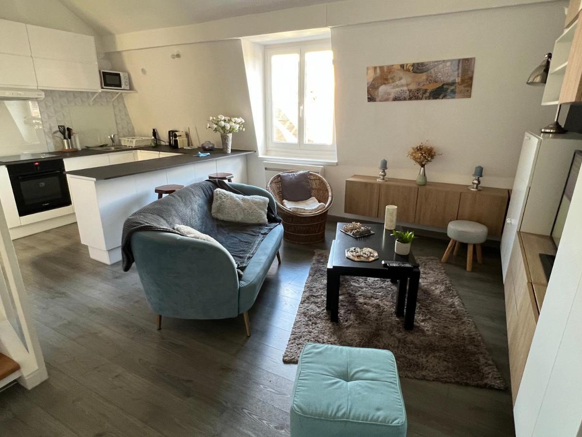La Petite Place St Maurice * Lila