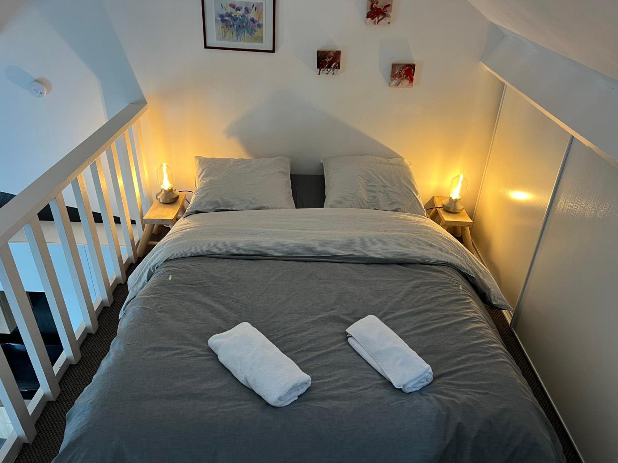 La Petite Place St Maurice Lila